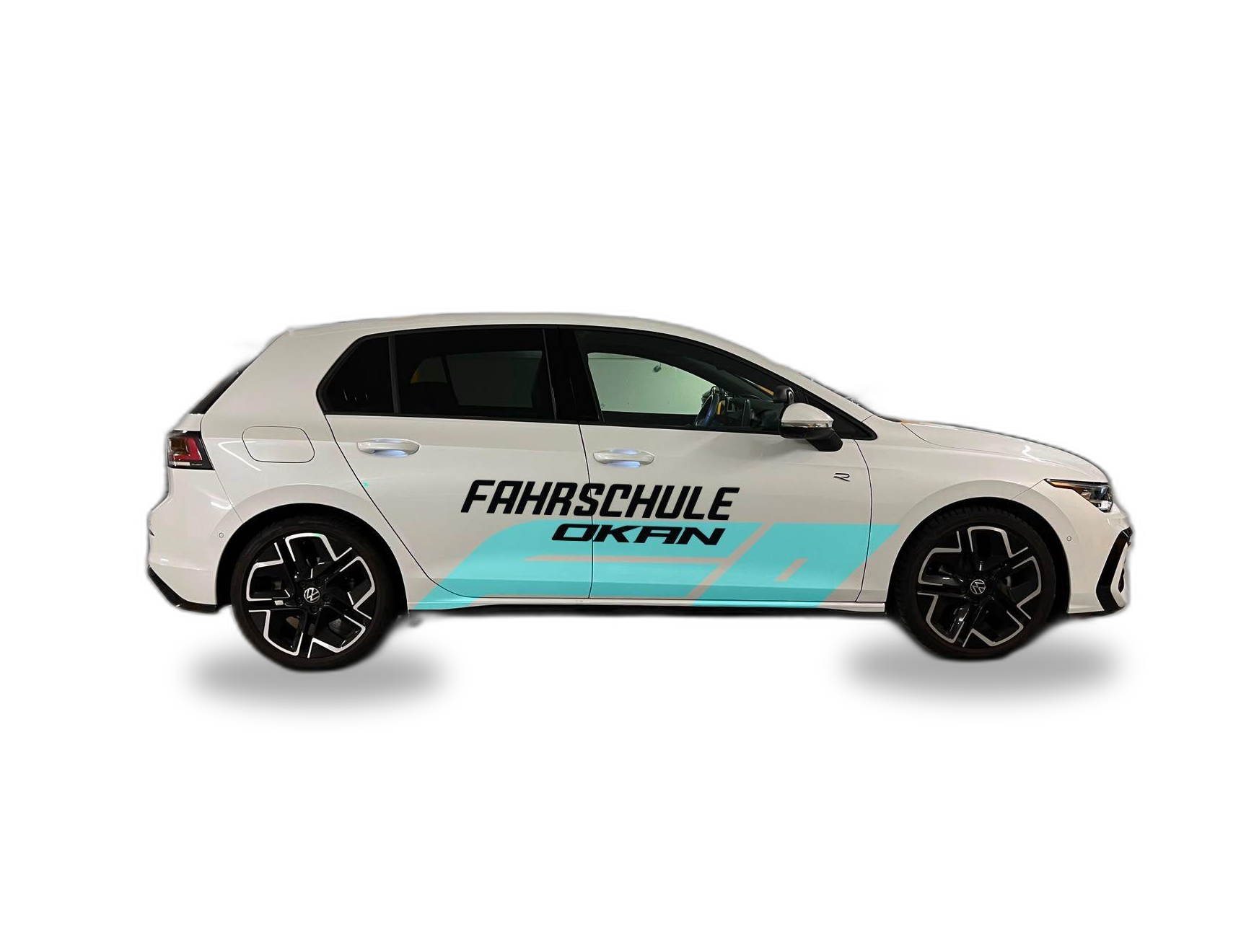 Fahrschulauto von Fahrschule Okan, VW Golf mit türkiser Folierung